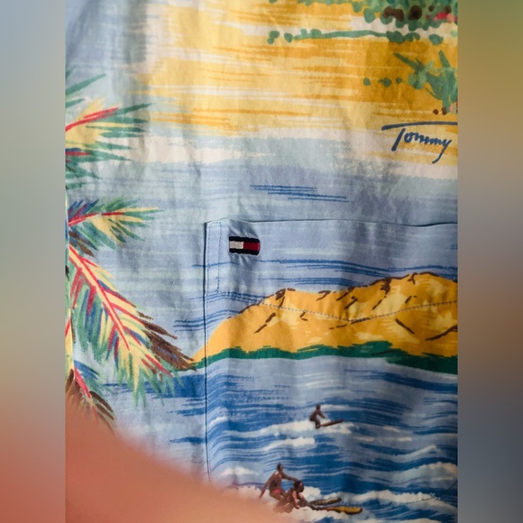 Vintage Tommy Hilfiger  Hawaiian Shirt w/Palm Tree & Ocean Graphics Size: Medium - Picture 4 of 5
